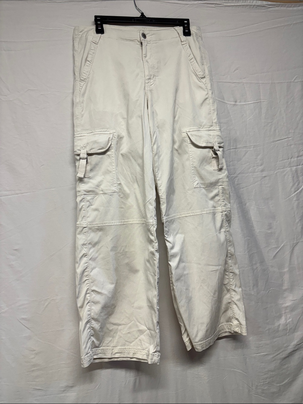 American Eagle Outfitters Men's White Cargo Pants with Pocket Flaps
